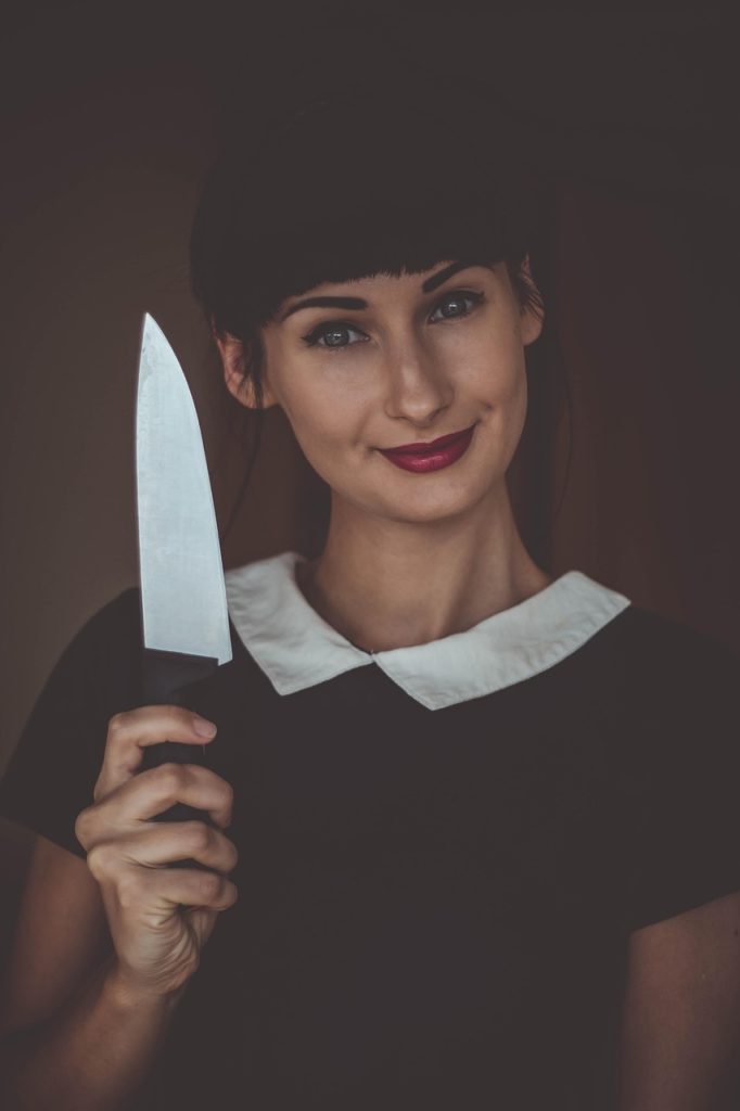 Messer, Verbrechen, True Crime, Kriminalfall, Thriller, Tatverdächtige, Symbolbild, Krimi, Gefahr, Kriminalgeschichte.